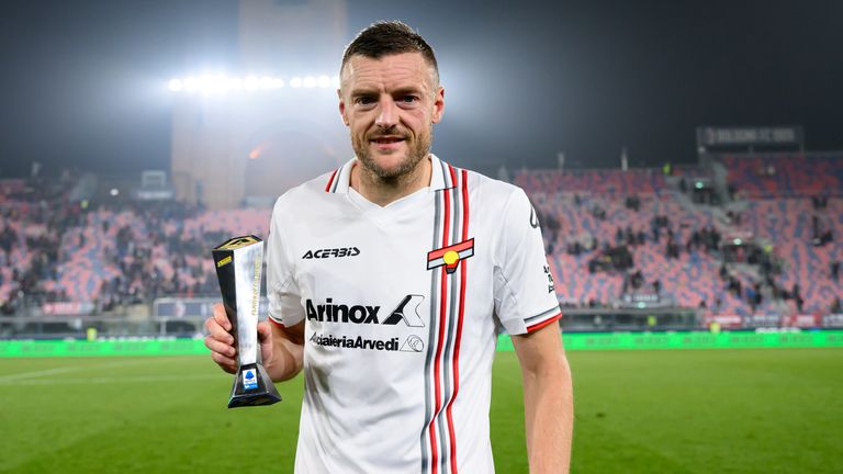 Jamie Vardy del US Cremonese presenta el premio 'Hombre del Partido' después del partido de fútbol de la Serie A 2025/2026 contra el Bolonia