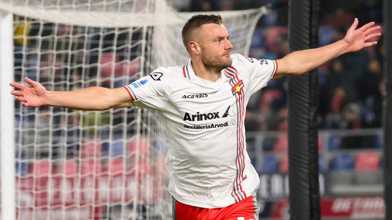 Jamie Vardy del US Cremonese celebra tras marcar el segundo gol en la victoria por 3-1 en la Serie A sobre el Bolonia.