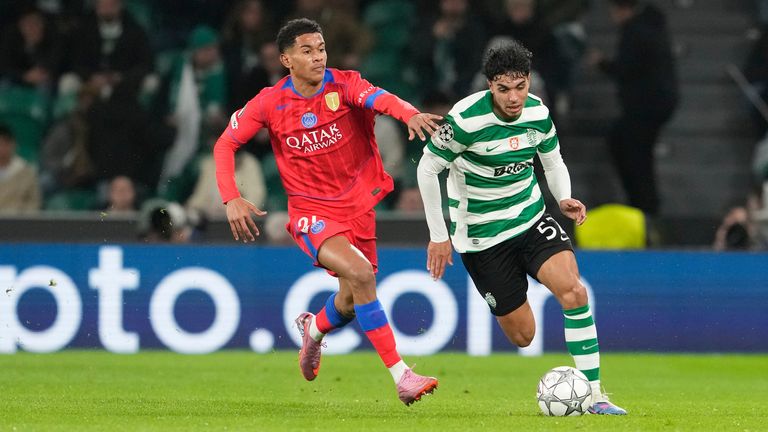 Senny Mayulu, do PSG, e João Simões, do Sporting, disputam a bola durante partida da Liga dos Campeões em janeiro de 2026