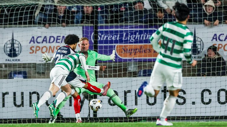 El portero del Celtic Kasper Schmeichel negó el empate de Ethan Williams para Falkirk