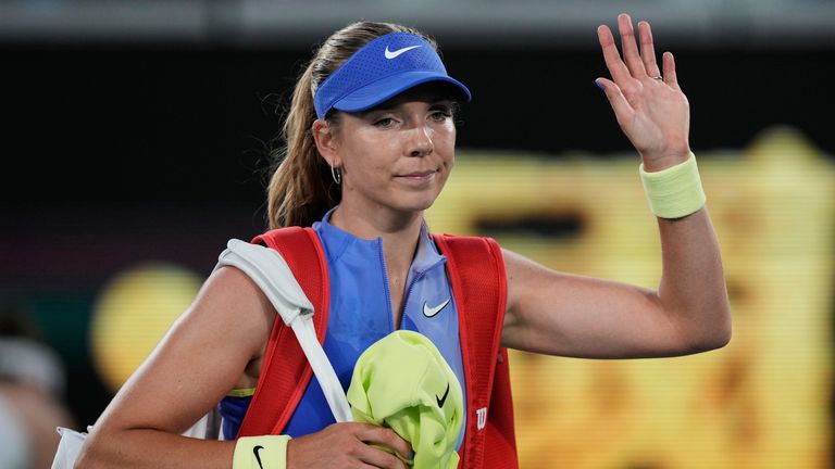 Katie Boulter, da Grã-Bretanha, acena ao deixar a quadra após sua derrota no primeiro round para Belinda Bencic, da Suíça, na Australian Ope