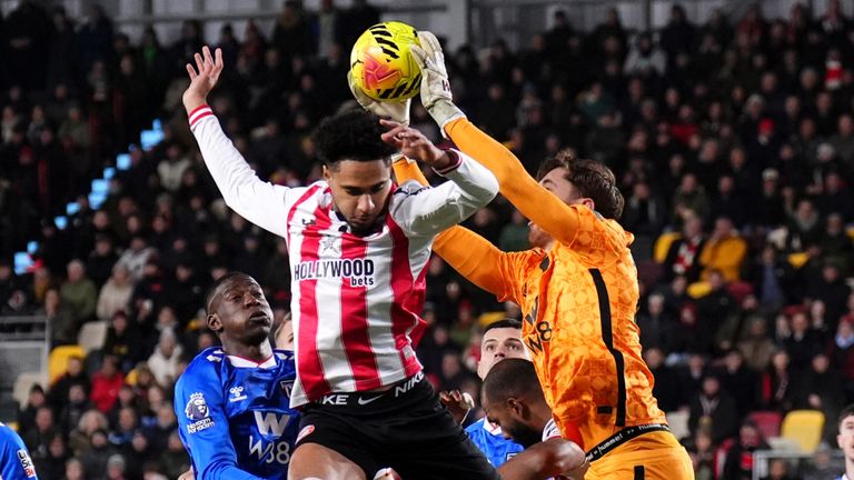 Brentford's Kevin Schade collides with Sunderland goalkeeper Robin Roefs
