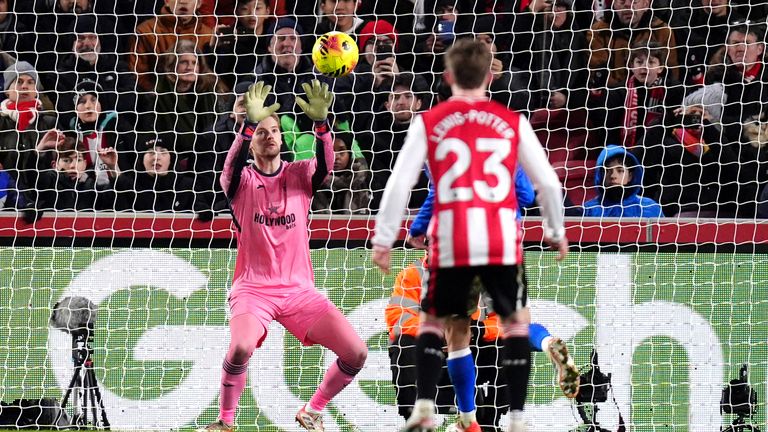 Enzo Le Fee will learn from his missed penalty according to Regis Le Bris