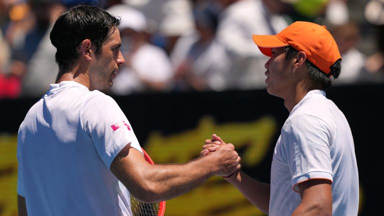 O aluno Tien venceu Nuno Borges para marcar um reencontro no Aberto da Austrália com Daniil Medvedev