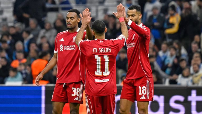 Cody Gakpo de Liverpool celebra con Mohamed Salah y Ryan Gravenberch