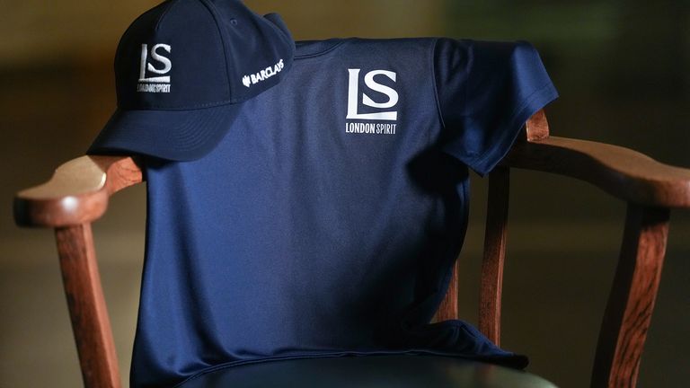 Mercadoria com novo visual do London Spirit com o logotipo revisado