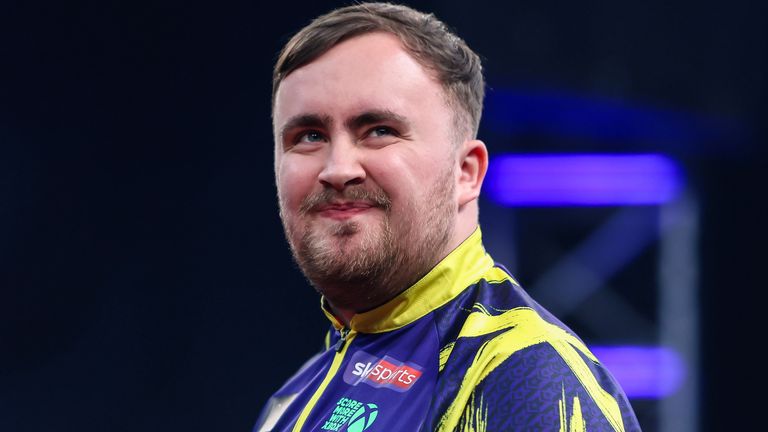 Luke Littler en el Bahrein Darts Masters