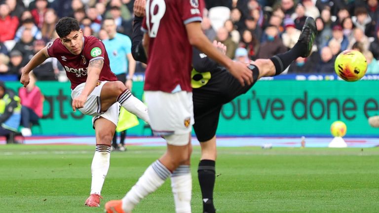 Mateus Fernandes scores from long range to put West Ham 3-0 up against Sunderland