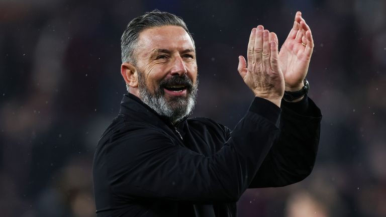 EDINBURGH, SCOTLAND - JANUARY 25:  Hearts Head Coach Derek McInnes applauds fans at full time during a William Hill Premiership match between Heart of Midlothian and Celtic at Tynecastle Park, on January 25, 2026, in Edinburgh, Scotland. (Photo by Cr