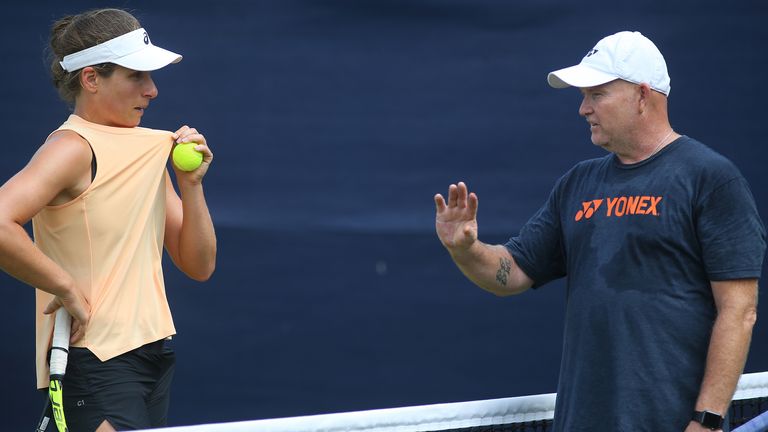Michael Joyce com Jonanna Konta praticando durante o primeiro dia do Nature Valley Open no Nottingham Tennis Center