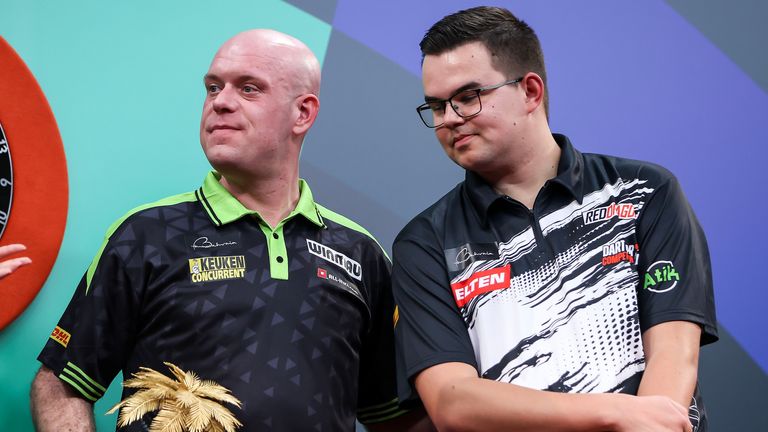 Michael van Gerwen y Gian van Veen en el Campeonato de Dardos de Bahrein