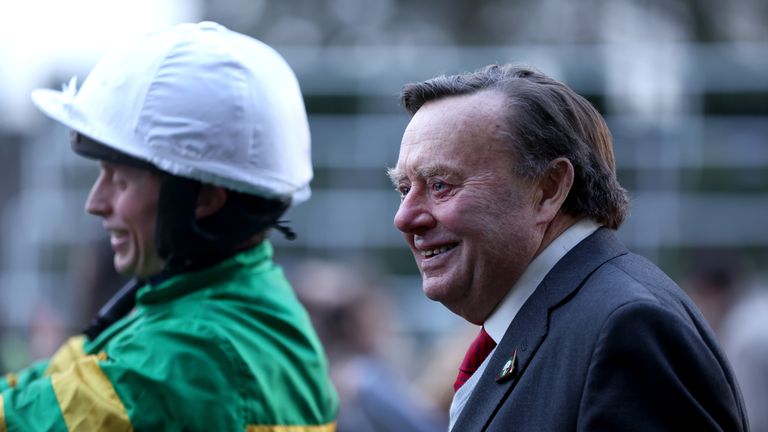 Nicky Henderson sorri ao observar o sucesso de Jonbon no Clarence House Chase