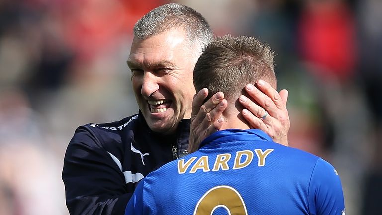 Nigel Pearson y Jamie Vardy celebran después de que el Leicester City superara al Sunderland en 2015