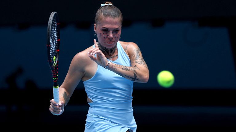 A ucraniana Oleksandra Oliynykova reage em um ponto ao Madison Keys dos EUA durante a partida individual feminina no terceiro dia da Op australiana