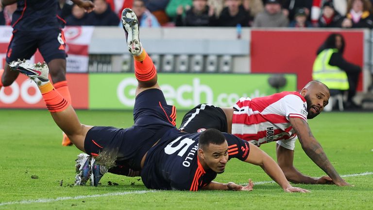 Igor Thiago fails to convert a chance under pressure from Murillo