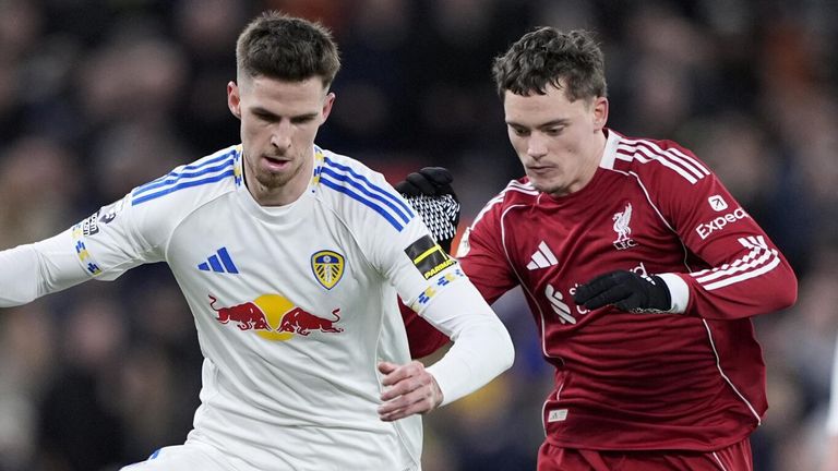 Anton Stach is closed down by Florian Wirtz