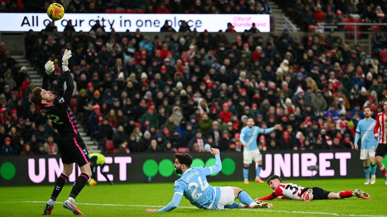 Robin Roefs makes a stunning reflex save to deny Josko Gvardio
