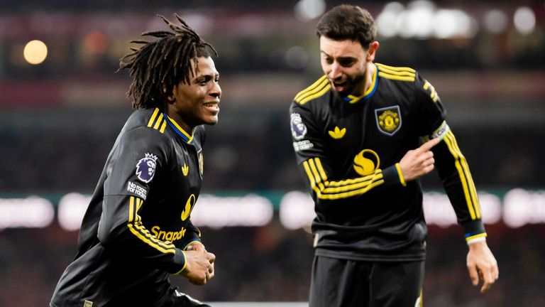 Bruno Fernandes encourages Patrick Dorgu to celebrate after Manchester United take the lead at Arsenal