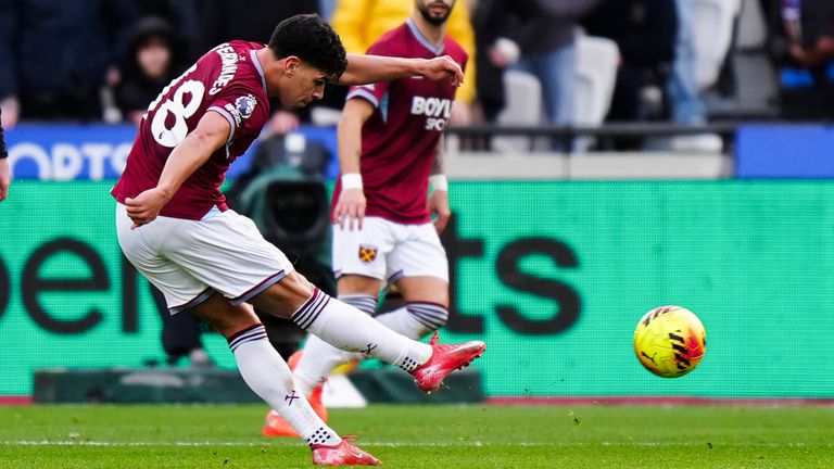 Mateus Fernandes scores West Ham's third goal against Sunderland