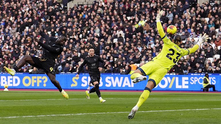 Brian Brobbey pulls a goal back for Sunderland at London Stadium