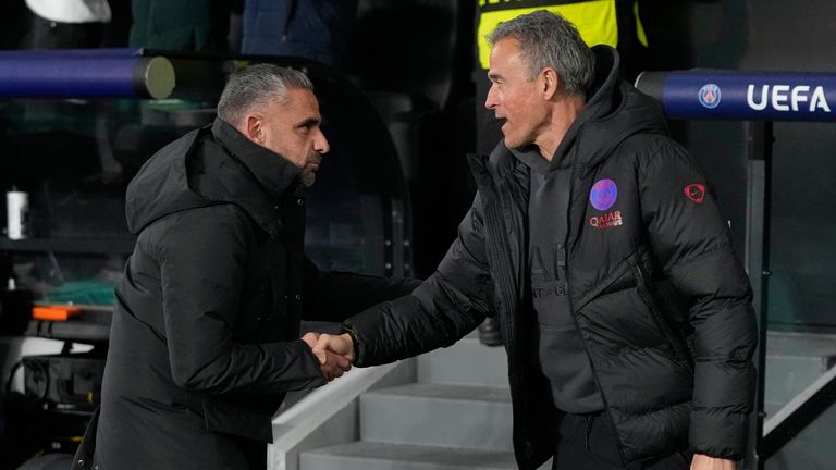 O técnico do PSG, Luis Enrique (à direita), e o técnico do Sporting, Rui Borges, apertam as mãos antes do jogo da Liga dos Campeões em janeiro de 2026