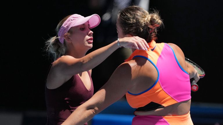 बेलारूसच्या अरिना साबलेन्का, अनास्तासिया पोटापोव्हा यांनी अभिनंदन केले