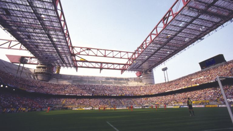 Panorama dentro del estadio Giuseppe Meazza - San Siro en Milán, Italia, a finales de los años 1980