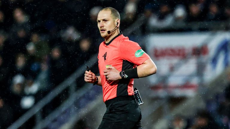 El árbitro Sean Murdoch hizo su debut en la Premiership tras la lesión de John Beaton. 