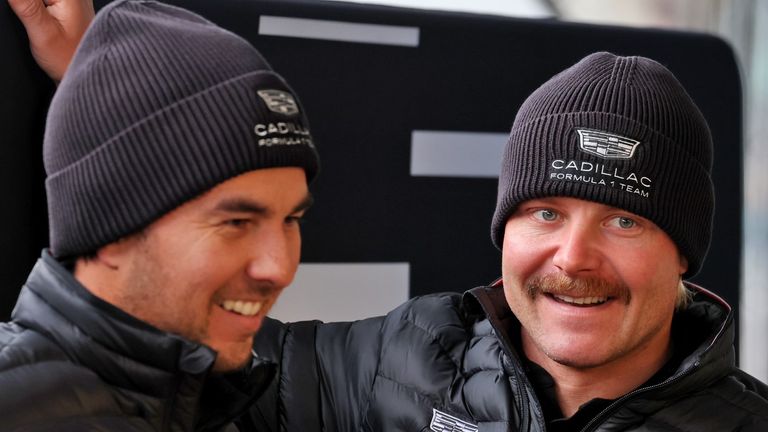 Sergio Perez (L) e Valtteri Bottas no shakedown do Cadillac em Silverstone