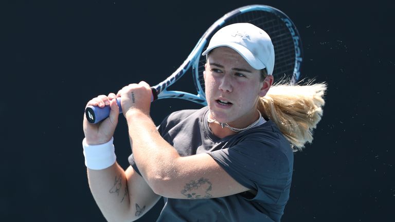 Anna Kalinskaya joga um backhand contra Sonay Kartal da Grã-Bretanha na primeira rodada de simples feminino durante o terceiro dia da Austrália de 2026