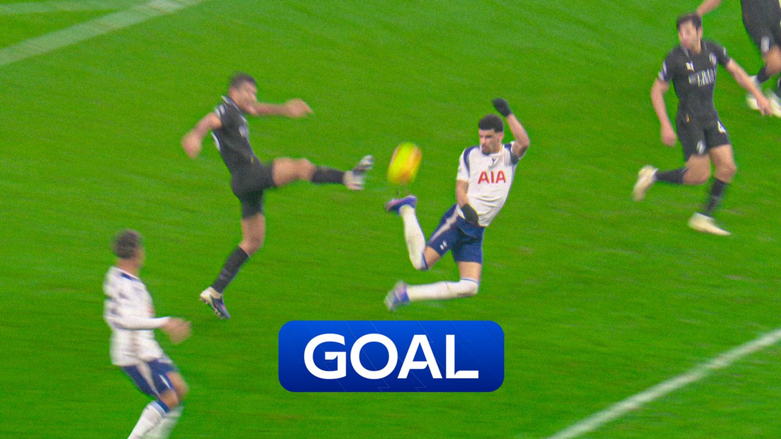 Spurs vs Manchester City: Solanke scores SCORPION KICK equaliser against City! - Sky Sports