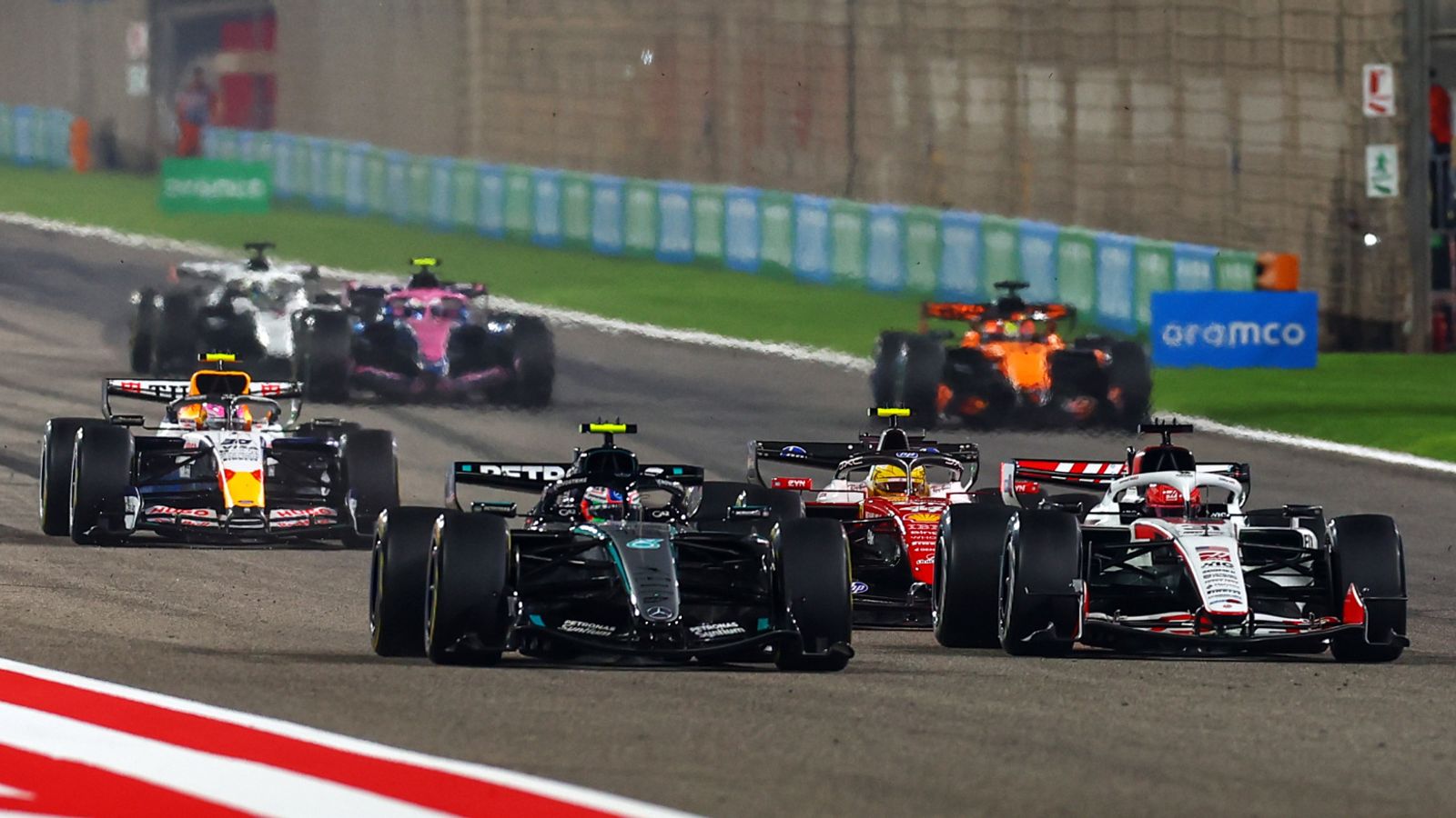 George Russell: Mercedes-coureur geeft toe dat hij zich zorgen maakt over de snelle Ferrari-start van Lewis Hamilton voorafgaand aan de F1-raceopener van 2026 | F1-nieuws