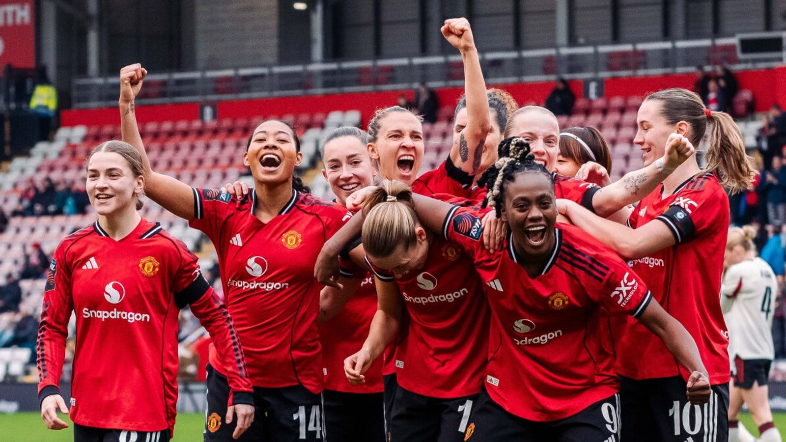 WSL round-up: Manchester United beat Liverpool to go second thanks to Lisa Naalsund double
