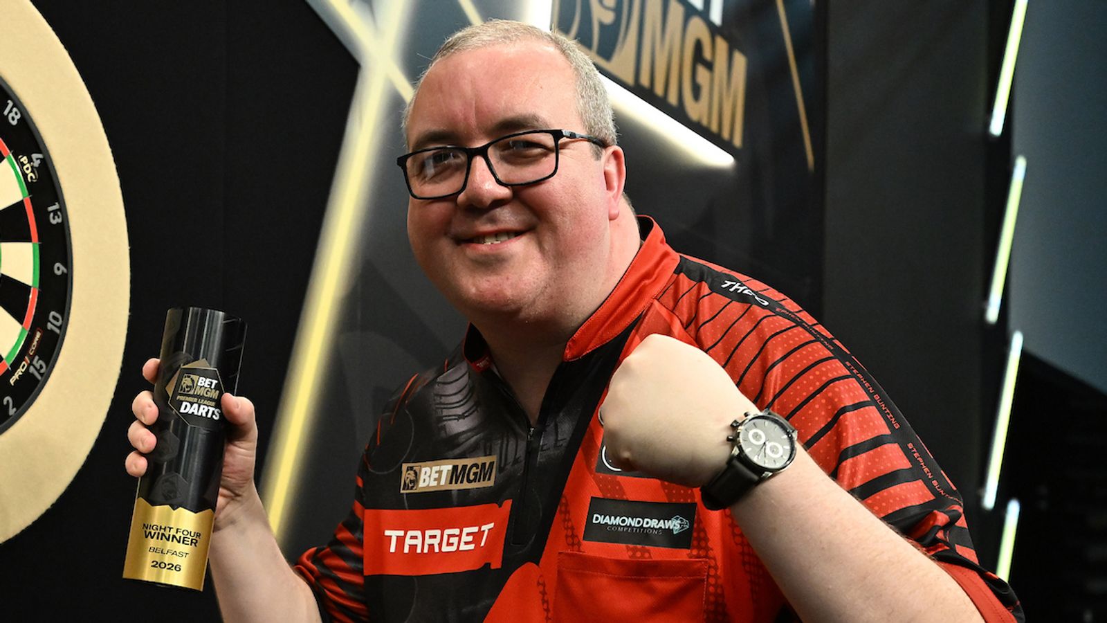 Premier League Darts: Stephen Bunting wint in Belfast terwijl Josh Rock negen darts gooit en Luke Littler opnieuw verliest | Dartnieuws