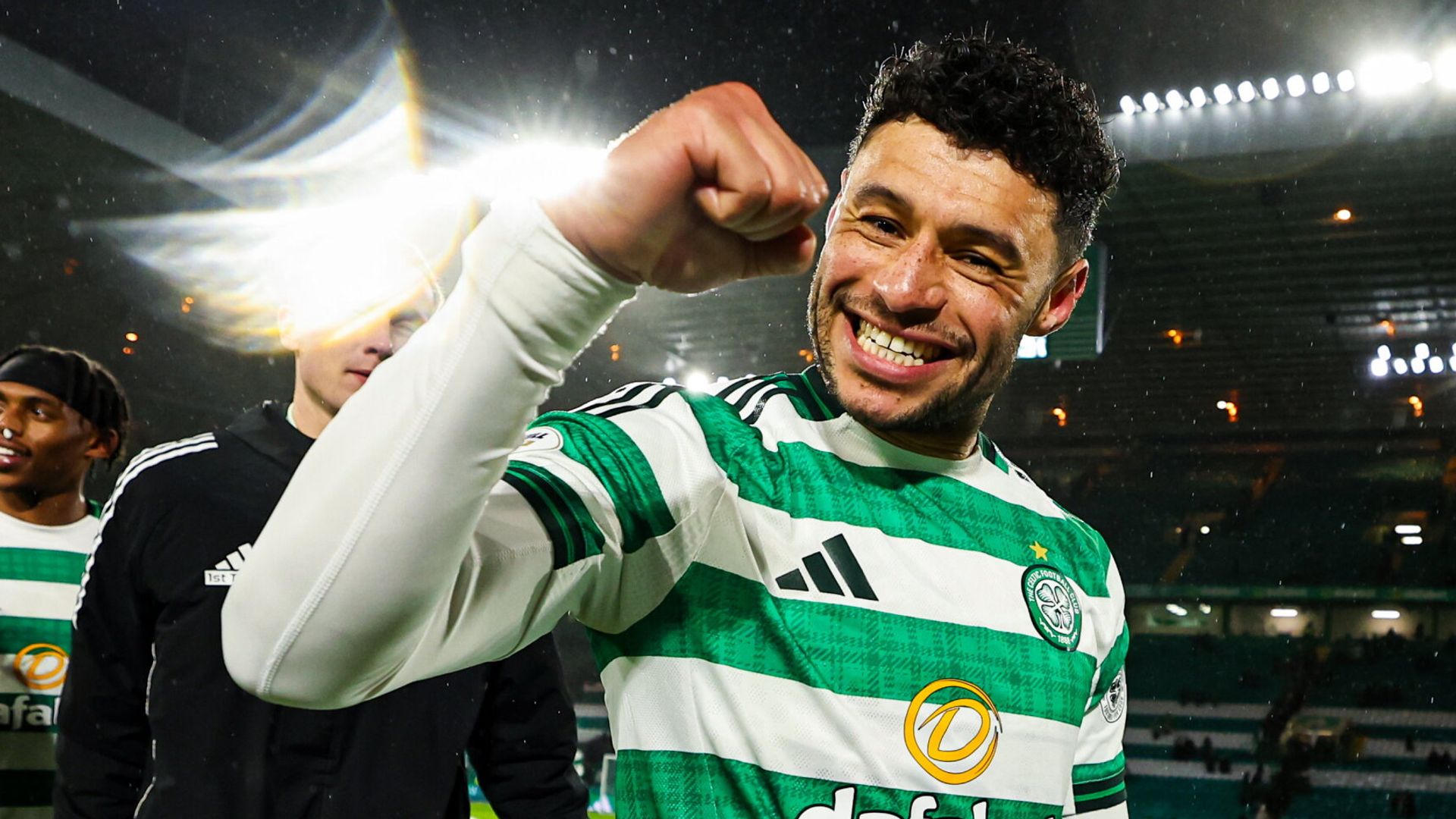 Oxlade-Chamberlain scores late winner on Celtic debut to keep title hopes alive