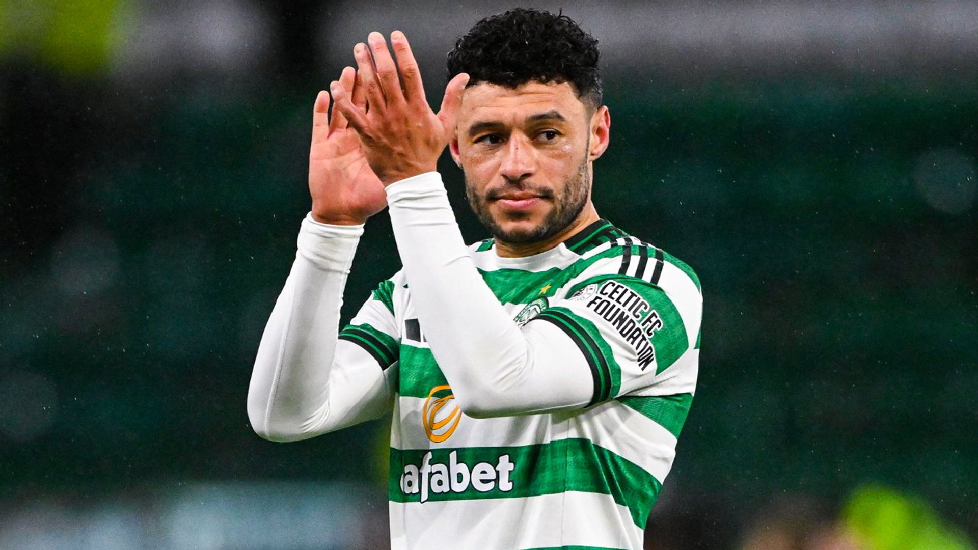 Scottish Prem latest: Celtic confirm Oxlade-Chamberlain deal
