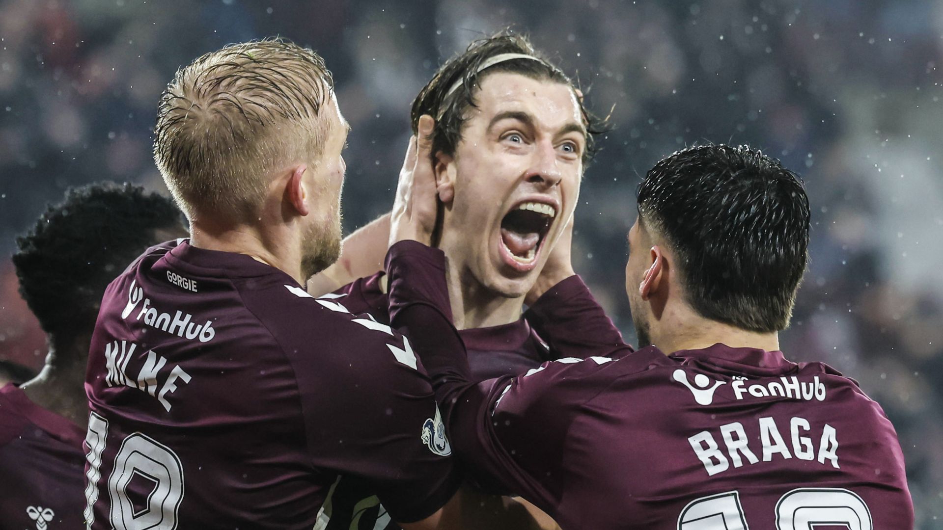 Magnusson scores late winner as Hearts move six points clear at the summit