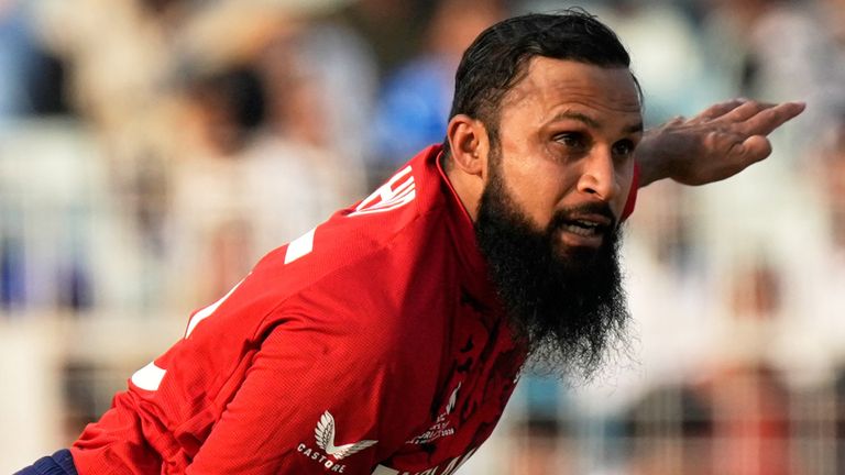 L'inglese Adil Rashid lancia una consegna durante la partita di cricket della Coppa del mondo T20 tra Inghilterra e Scozia (AP)  