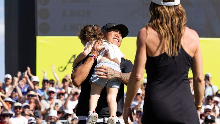Kim abraza a su hija Bella (Foto de John Ferre/AP vía LIV Golf)
