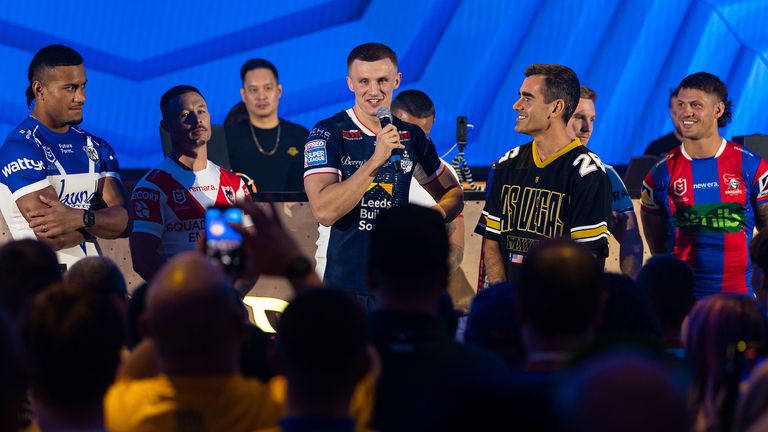 Leeds Rhinos -fanit toivottivat Ash Handleyn tervetulleeksi laulullaan 