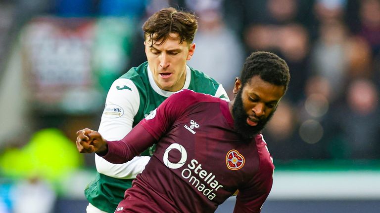EDINBURGH, SCOTLAND - DECEMBER 27: Hearts' Beni Baningime (R) and Hibernian's Josh Campbell in action during a William Hill Premiership match between Hibernian and Heart of Midlothian at Easter Road, on December 27, 2025, in Edinburgh, Scotland. (Photo by Roddy Scott / SNS Group)