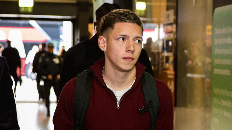 Gianluca Prestianni arrives in Madrid with the Benfica squad (credit Benfica)