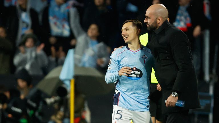 सेल्टाच्या ब्रायन झारागोझाने बोलोग्नाविरुद्ध गोल केल्यानंतर सेल्टाचे मुख्य प्रशिक्षक क्लॉडिओ गिराल्डेझ यांच्यासोबत आनंद साजरा केला