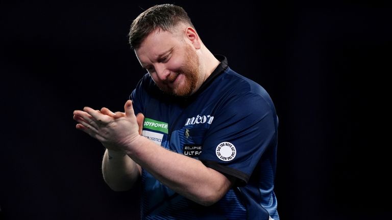 Cameron Menzies reagoi dartsin MM-kisojen 2026 aikana