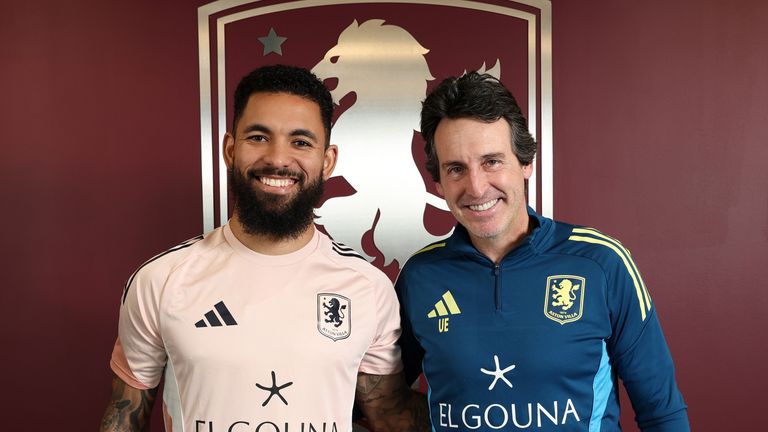 Aston Villan Douglas Luiz poseeraa kuvassa Bodymoor Heathin harjoituskentällä 28. tammikuuta 2026