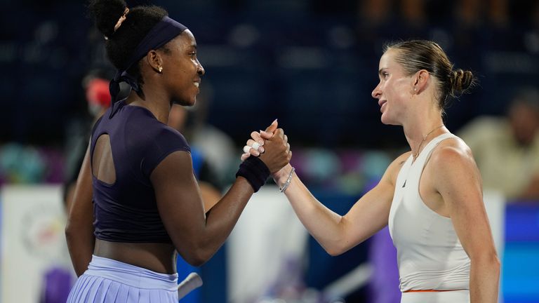 Elina Svitolina de Ucrania, derecha, le da la mano a Coco Goff de Estados Unidos después de que Svetolina ganara su semifinal en Dubai Duty Free.