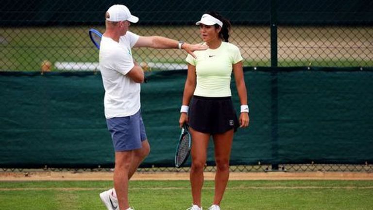 Emma Raducanu con il suo allenatore Mark Petchey durante una sessione di prove libere il quarto giorno dei Campionati di Wimbledon 2025 all'All England Lawn 