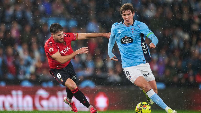 सीए ओसासुनाच्या इकर मुनोझच्या दबावाखाली आरसी सेल्टा डी विगोच्या फेर लोपेझने चेंडूवर गोल केला.