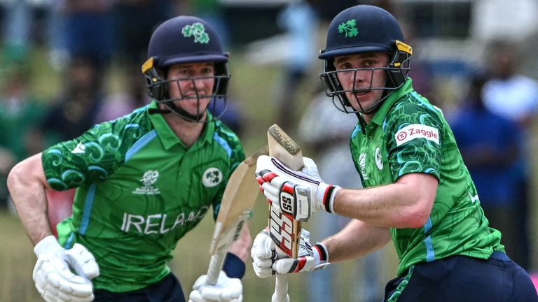 Irlannin kapteeni Lorcan Tucker (oikealla) ja George Dockrell (vasemmalla) vuoden 2026 miesten T20-MM-kisoissa (Getty Images)