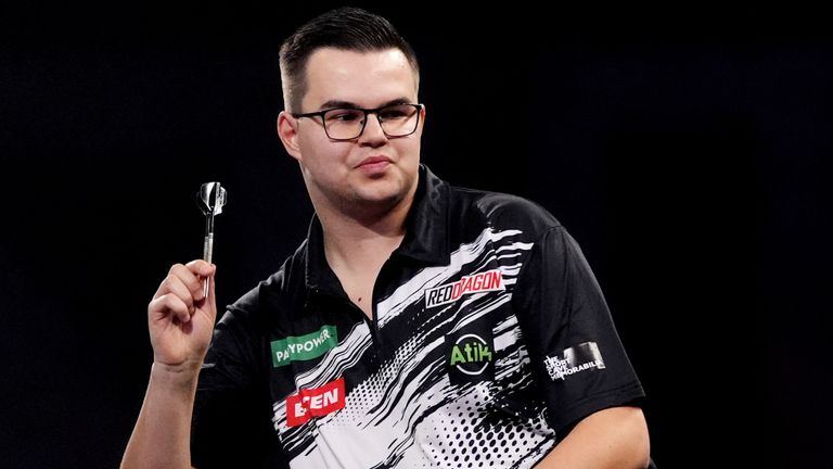 Gian van Veen dei Paesi Bassi festeggia la vittoria della sua partita contro Gary Anderson della Scozia il diciannove giorno del Paddy Power World Darts Cham